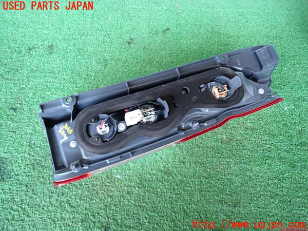 2UPJ-9230451536]ハイエースバン200系(TRH200V)左テールランプ 中古_4