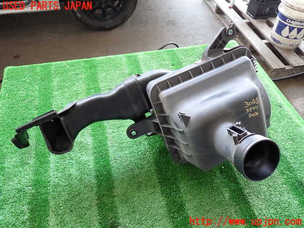 2UPJ-9230452560]ハイエースバン200系(TRH200V)エアクリーナーボックス 中古_3