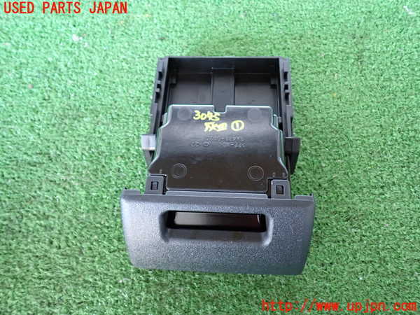 2UPJ-9230457821]ハイエースバン200系(TRH200V)灰皿1 中古_3