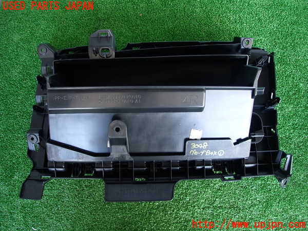 2UPJ-9230487516]ヤリス(YARIS)(KSP210)グローブボックス1 中古_3