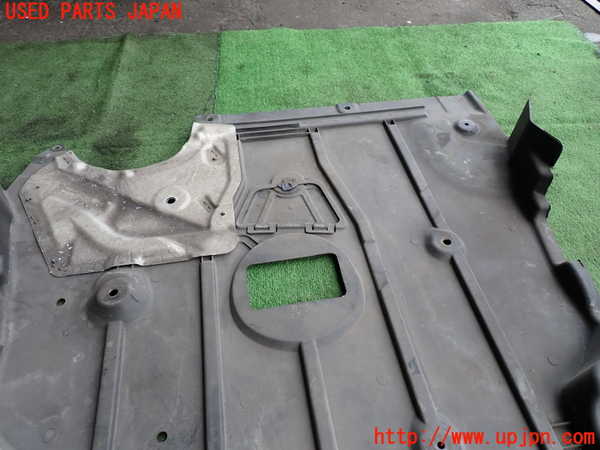 2UPJ-9230522170]BMW 320i(PG20)(E90)エンジンアンダーカバー 中古_2