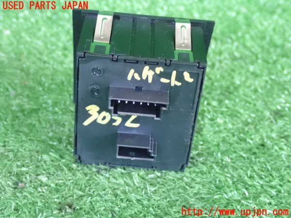 2UPJ-9230526290]BMW 320i(PG20)(E90)ハザードスイッチ 中古_2