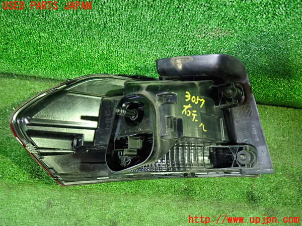 5UPJ-9230571530]VW ゴルフ トゥーラン(1TCZD)右テールランプ 中古_2