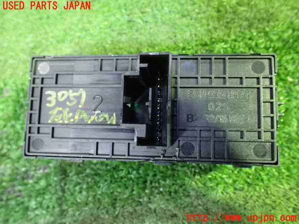 5UPJ-9230576240]VW ゴルフ トゥーラン(1TCZD)右前パワーウィンドウスイッチ 中古_2