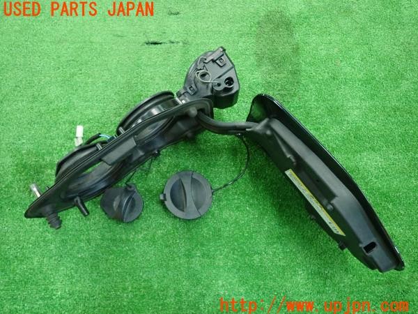 3UPJ=9230580012]プリウスPHV(ZVW52)前期 純正 74458-47030 充電ポートカバー 給油口カバー 中古_3