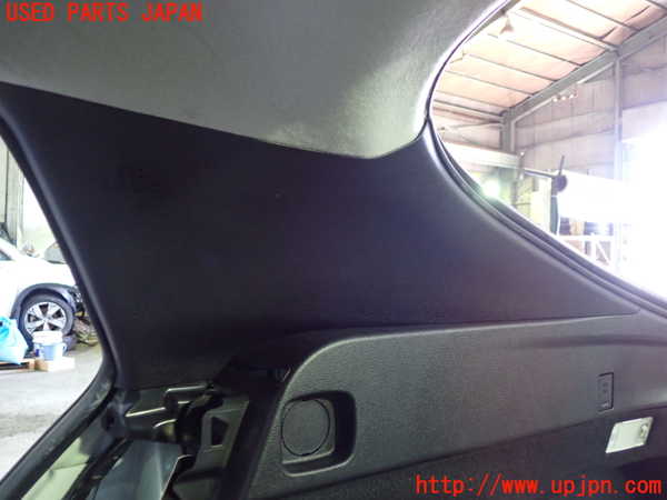 1UPJ-9230597675]プリウスPHV(ZVW52)右リアピラートリム 中古_2