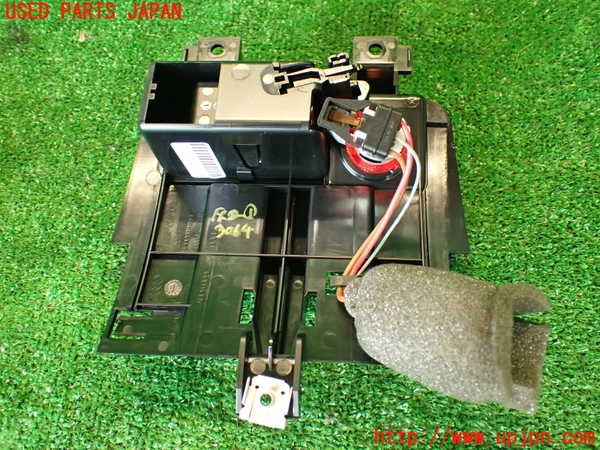 2UPJ-9230647821]アウディ・TT クーペ(8JCCZF)灰皿1 中古_4