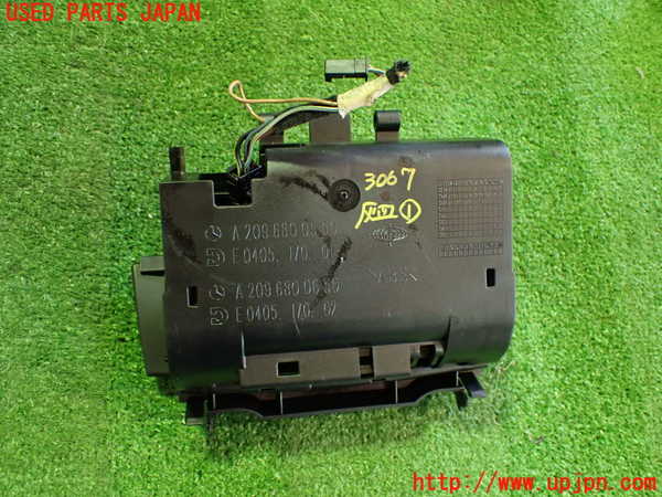 2UPJ-9230677821]ベンツCLK320(209365)灰皿1 中古_2