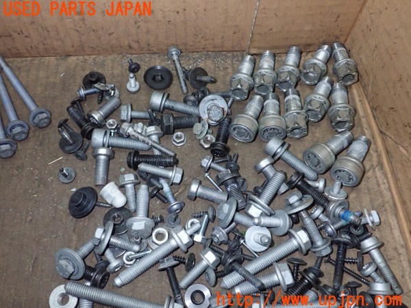 3UPJ=9230690720]VW ポロ TSI コンフォートライン(AWDKL)ネジ・ナット・ステー類 セット ジャンク_3