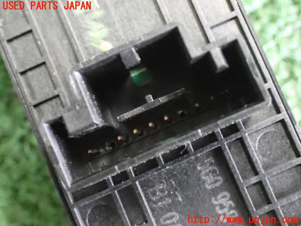2UPJ-9230696240]VW ポロ(AWDKL)右前パワーウィンドウスイッチ 中古_4
