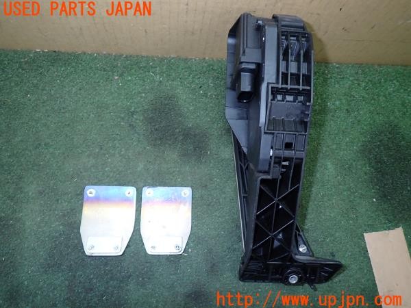 3UPJ=9230720630]BMW 135i(UC35 E82)前期 社外 ペダルカバー 中古_4