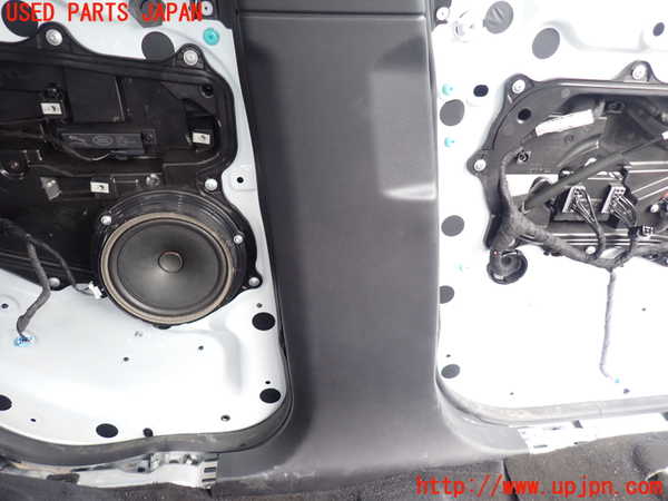 1UPJ-9230747670]ジャガー・Eペイス(DF2NA)左センターピラートリム 中古_3