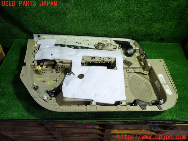 1UPJ-9230771234]クライスラー・300(LX36)右前ドア内張り 中古_4