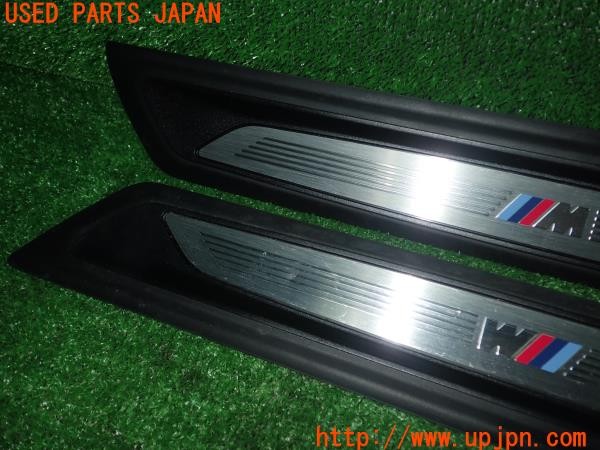 3UPJ=9230790616]BMW 320i Mスポーツ(3B20 F30)純正 5147-8051037-05 スカッフプレート 2枚セット 中古_2