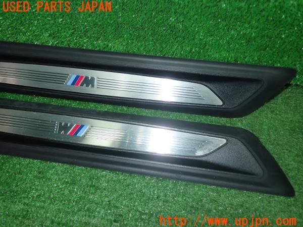 3UPJ=9230790616]BMW 320i Mスポーツ(3B20 F30)純正 5147-8051037-05 スカッフプレート 2枚セット 中古_3