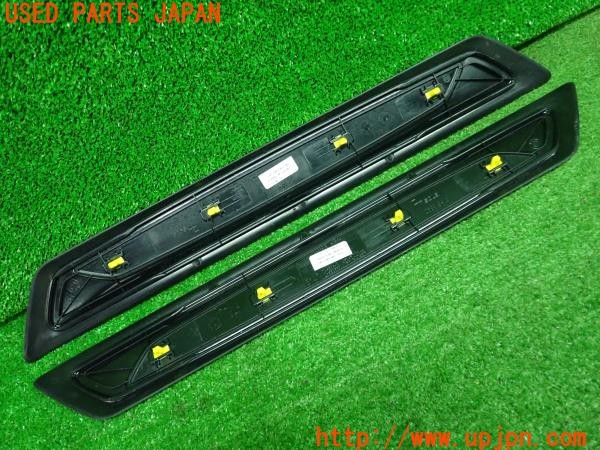 3UPJ=9230790616]BMW 320i Mスポーツ(3B20 F30)純正 5147-8051037-05 スカッフプレート 2枚セット 中古_4
