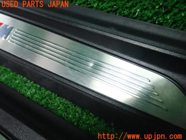 3UPJ=9230790616]BMW 320i Mスポーツ(3B20 F30)純正 5147-8051037-05 スカッフプレート 2枚セット 中古_5