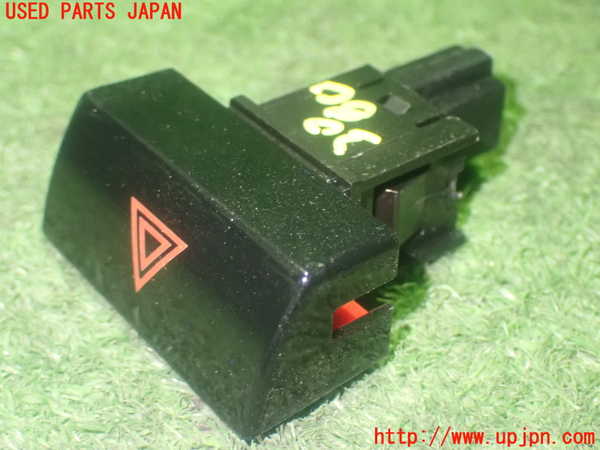 1UPJ-9230806290]セレナ e-POWER C27系(HFC27)ハザードスイッチ 中古_2