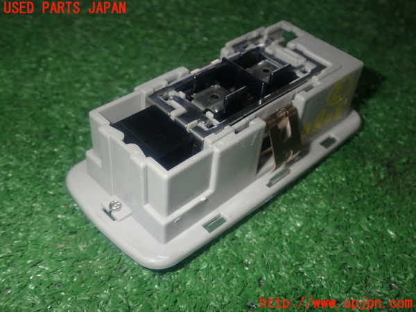 1UPJ-9230806413]セレナ e-POWER C27系(HFC27)ルームランプ3 3列目 中古_3
