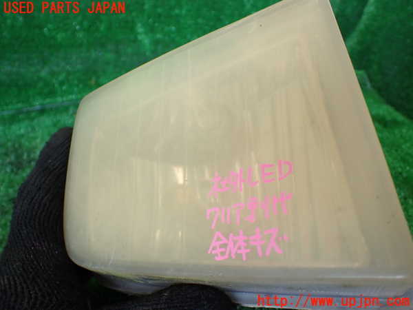 1UPJ-9230841180]ハイエースワゴン100系(KZH106W)右フォグ 中古_2