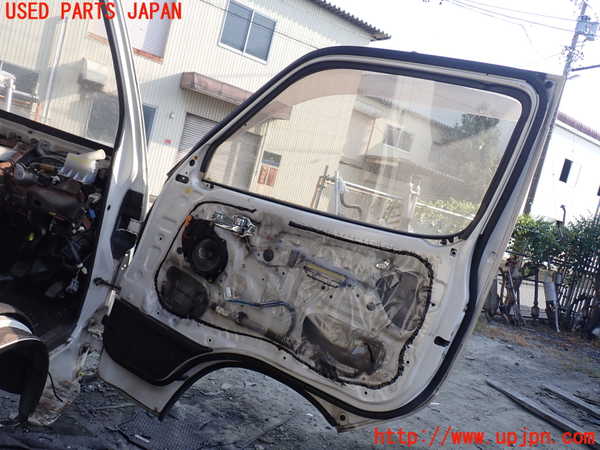 1UPJ-9230841230]ハイエースワゴン100系(KZH106W)右前ドア M2T4 中古_4