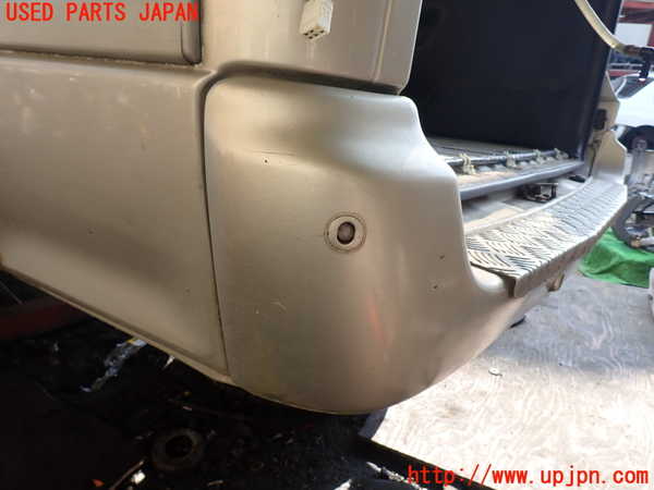 1UPJ-9230841610]ハイエースワゴン100系(KZH106W)リアバンパー 中古_5