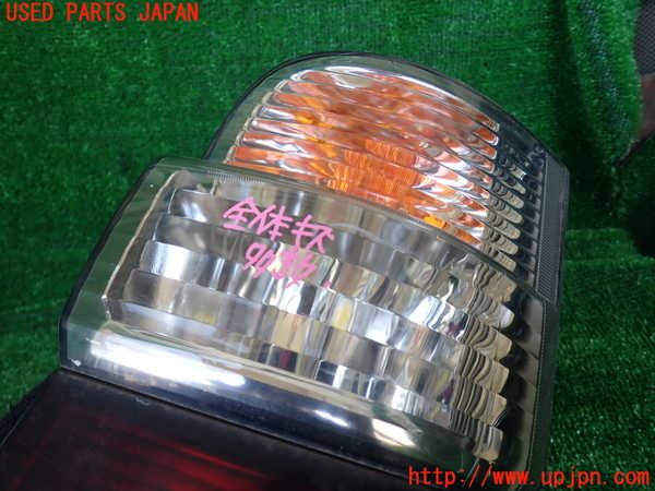 1UPJ-9230841530]ハイエースワゴン100系(KZH106W)右テールランプ 中古_2