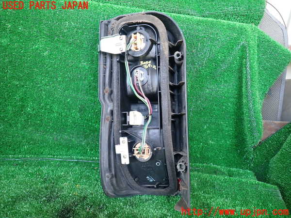 1UPJ-9230841530]ハイエースワゴン100系(KZH106W)右テールランプ 中古_3