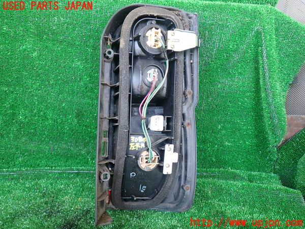 1UPJ-9230841536]ハイエースワゴン100系(KZH106W)左テールランプ 中古_3