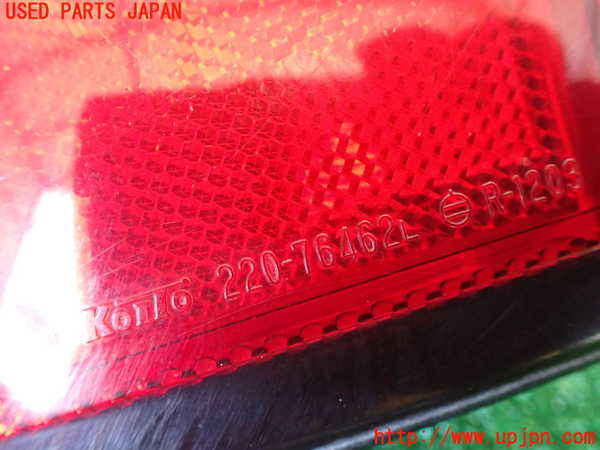1UPJ-9230841536]ハイエースワゴン100系(KZH106W)左テールランプ 中古_4