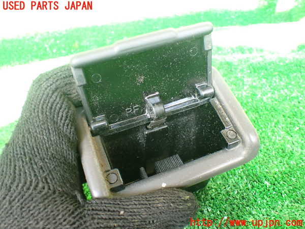 1UPJ-9230847822]ハイエースワゴン100系(KZH106W)灰皿2 中古_2