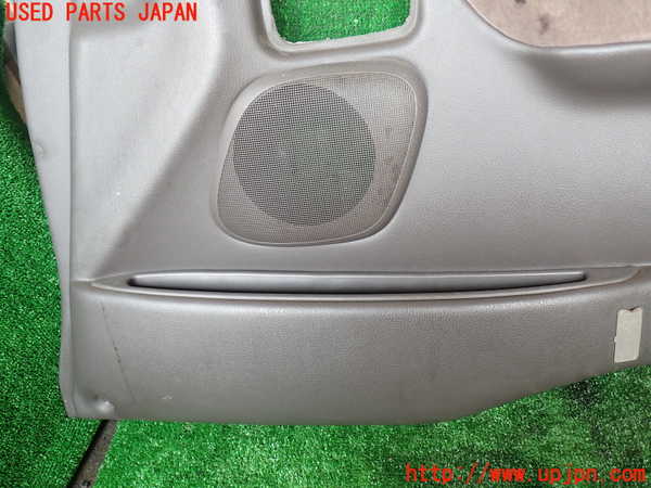 1UPJ-9230841234]ハイエースワゴン100系(KZH106W)右前ドア内張り 中古_3