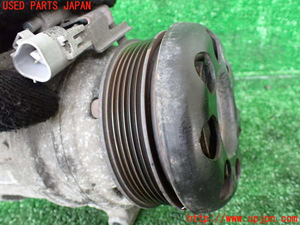 1UPJ-9230866025]ランクル100系(UZJ100W)エアコンコンプレッサー 中古_3