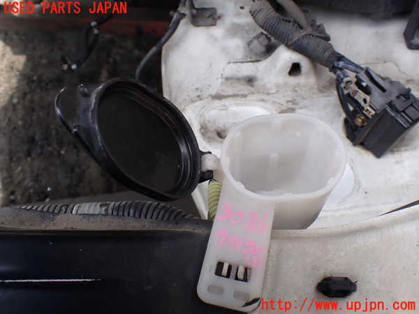 1UPJ-9230866791]ランクル100系(UZJ100W)ウォッシャータンク1 中古_2