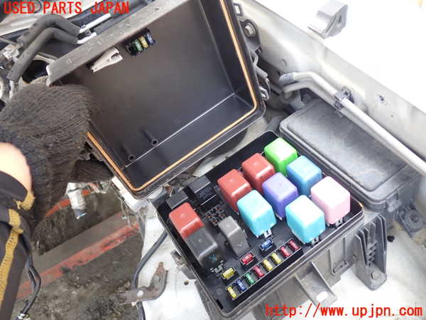 1UPJ-9230866741]ランクル100系(UZJ100W)ヒューズボックス1 中古_2