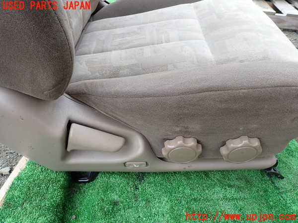 1UPJ-9230867035]ランクル100系(UZJ100W)運転席シート 中古_4