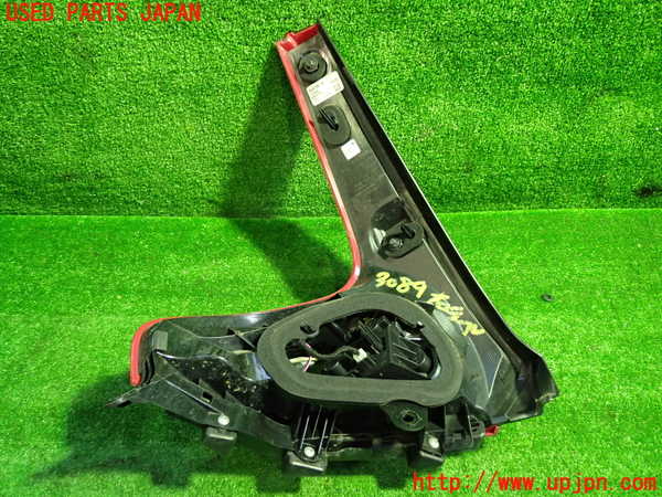 1UPJ-9230891530]ボルボ・V40(MD4204T)右テールランプ 中古_4