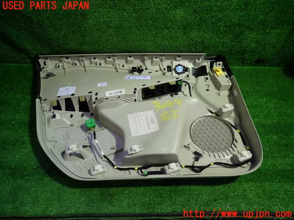 1UPJ-9230891234]ボルボ・V40(MD4204T)右前ドア内張り 中古_3