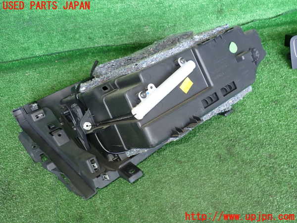 2UPJ-9230927516]ボルボ・V60 クロスカントリー(FD4204T)グローブボックス1 中古_4