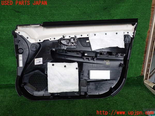 2UPJ-9230931264]レヴォーグ(VM4)左前ドア内張り 中古_3