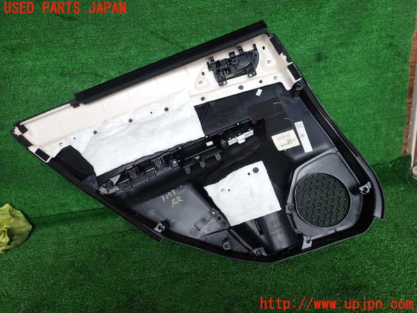 2UPJ-9230931294]レヴォーグ(VM4)右後ドア内張り 中古_4