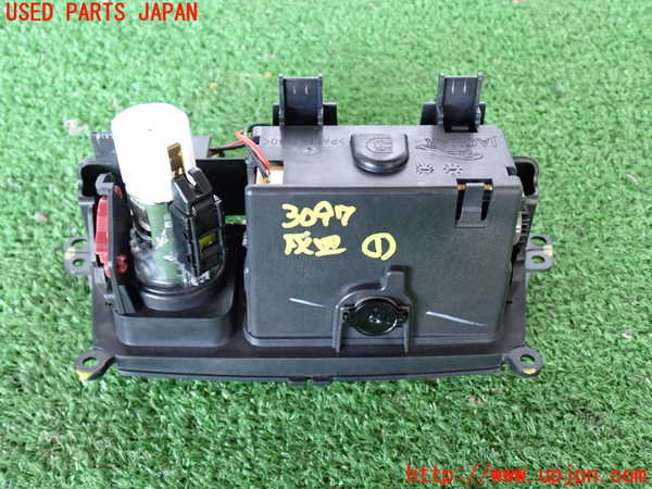 2UPJ-9230977821]ジャガー・XJ(J12LA)灰皿1 中古_4