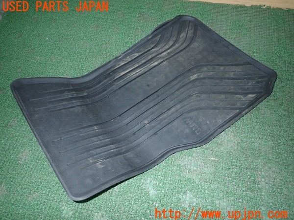 3UPJ=9230990001]BMW 320d ツーリング(8C20  F31)純正 左側助手席 フロアマット ラバーマット 右ハンドル用 中古_2