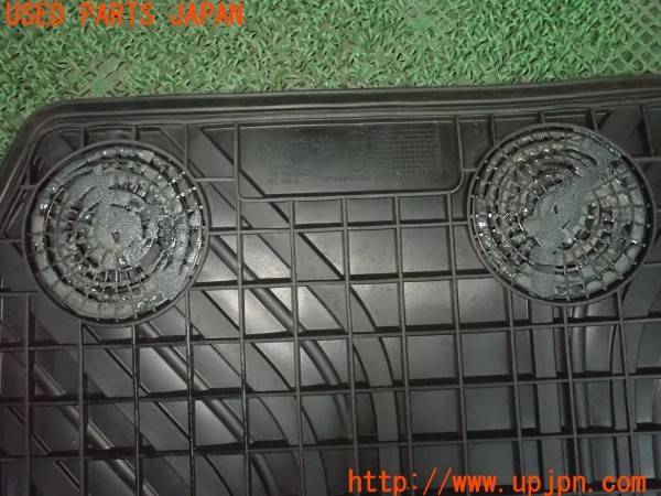 3UPJ=9230990001]BMW 320d ツーリング(8C20  F31)純正 左側助手席 フロアマット ラバーマット 右ハンドル用 中古_4