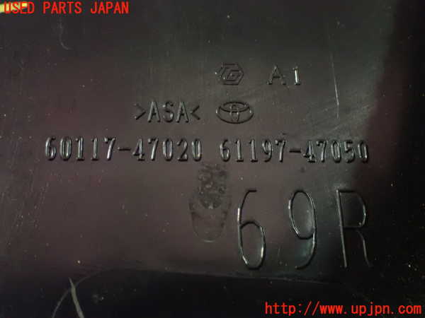 2UPJ-9231021100]プリウスPHV(ZVW52)右前コーナーパネル 中古_3