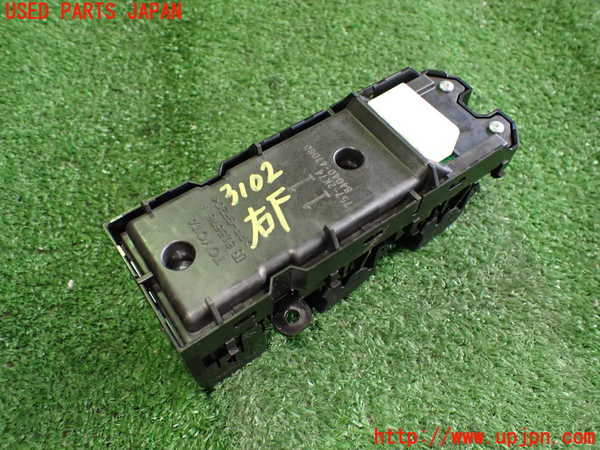 2UPJ-9231026240]プリウスPHV(ZVW52)右前パワーウィンドウスイッチ 中古_2