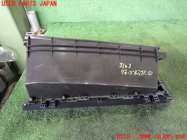 2UPJ-9231037516]プリウスPHV(ZVW52)グローブボックス1 中古_3