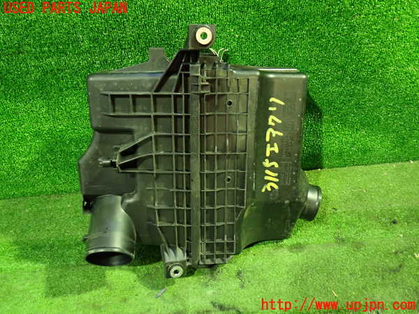 1UPJ-9231152560]ヴェルファイアハイブリッド(AYH30W)エアクリーナーボックス 中古_2