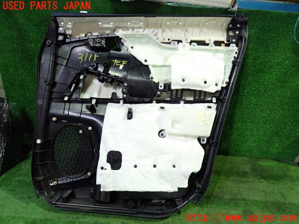 1UPJ-9231151264]ヴェルファイアハイブリッド(AYH30W)左前ドア内張り 中古_4
