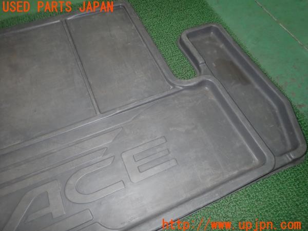 3UPJ=9231230634]ハイエースワゴン リビングサルーンEX(KZH100G)純正 ラゲッジマット トレイ 中古_3